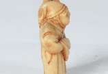 Netsuke de marfim japones representando figura ... - Netsuke de marfim japones representando figura masculina. Assinado na base.