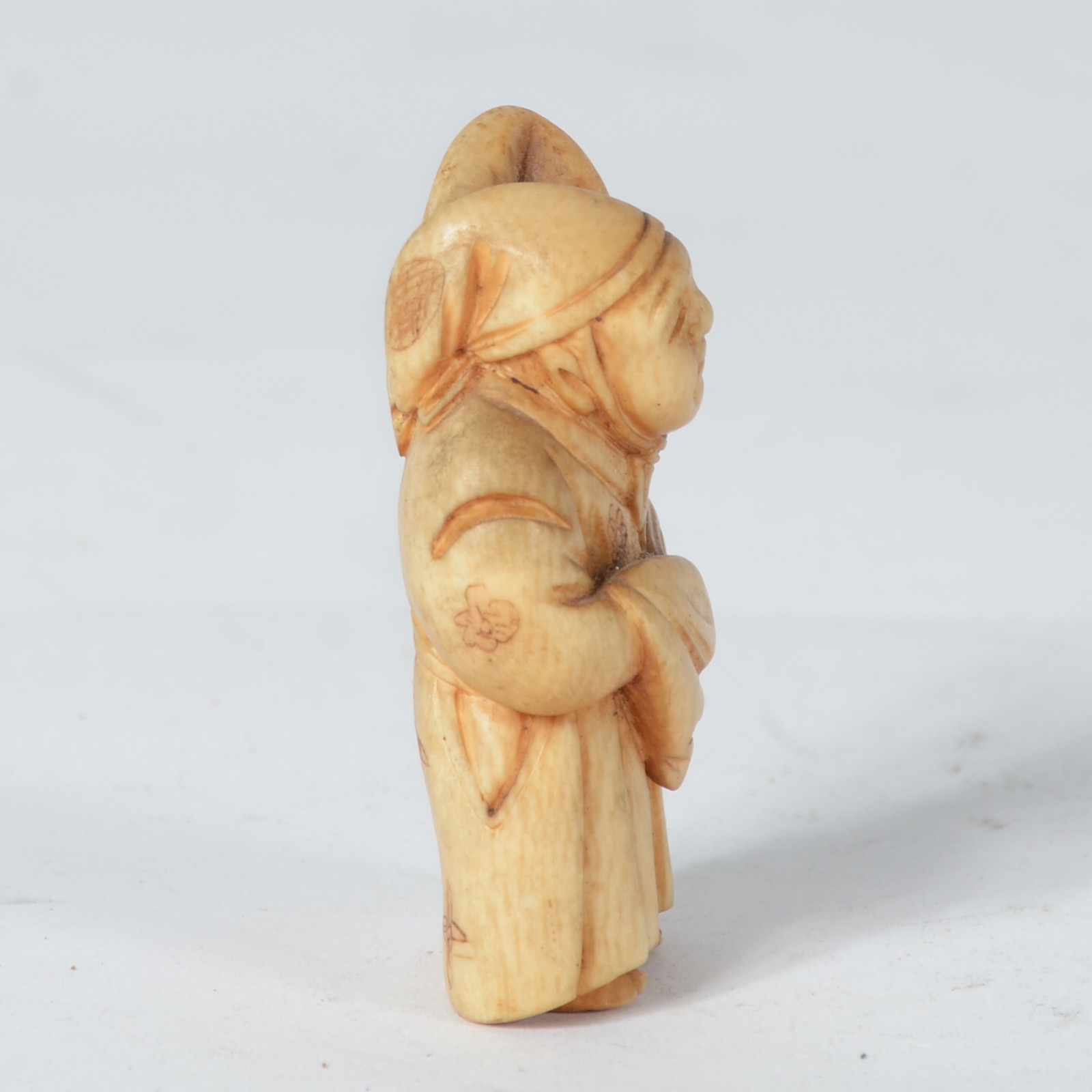 Netsuke de marfim japones representando figura masculina. Assinado na... - foto 3 de 6