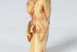Netsuke de marfim japones representando figura ... - Netsuke de marfim japones representando figura masculina. Assinado na base.