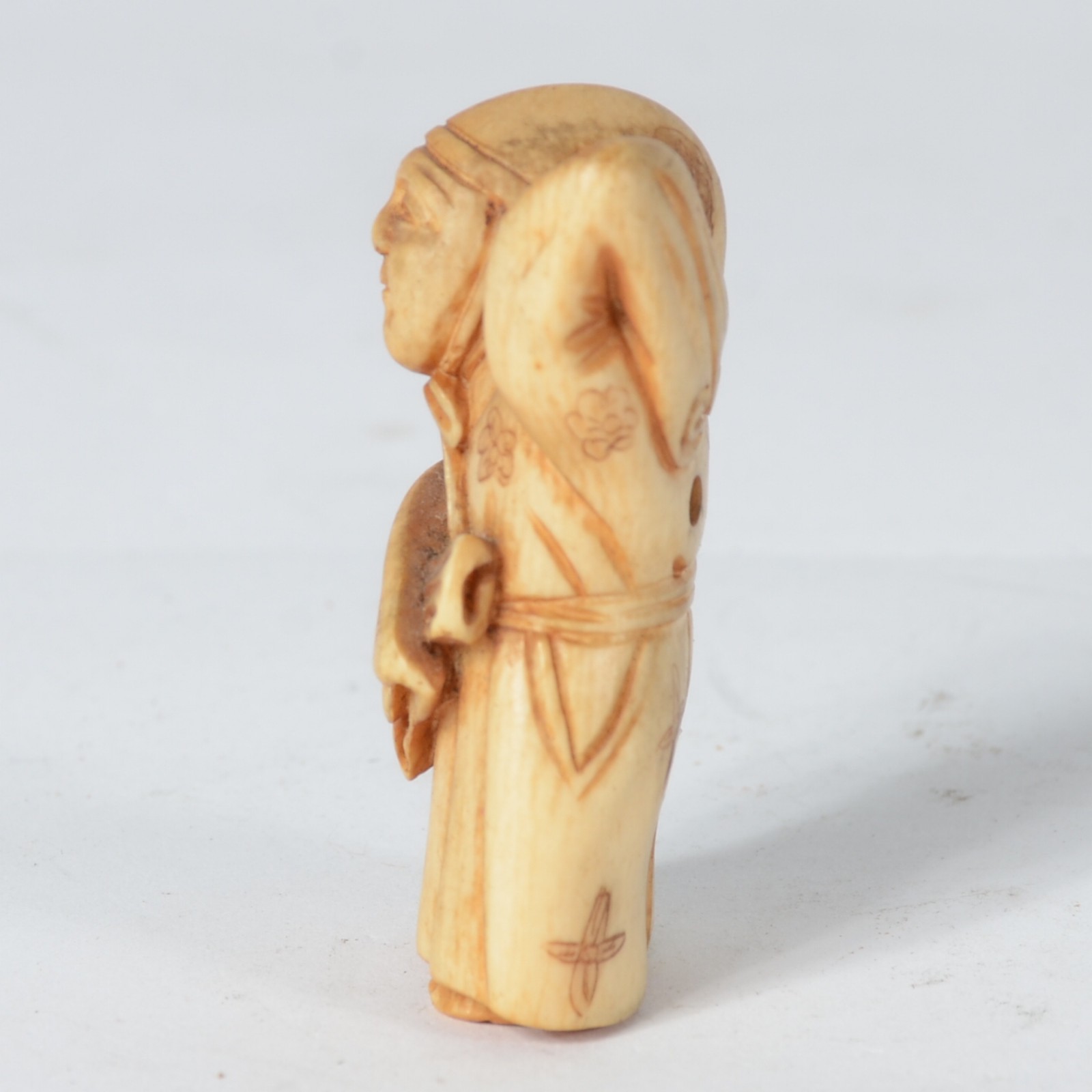 Netsuke de marfim japones representando figura masculina. Assinado na... - foto 4 de 6