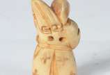 Netsuke de marfim japones representando figura ... - Netsuke de marfim japones representando figura masculina. Assinado na base.