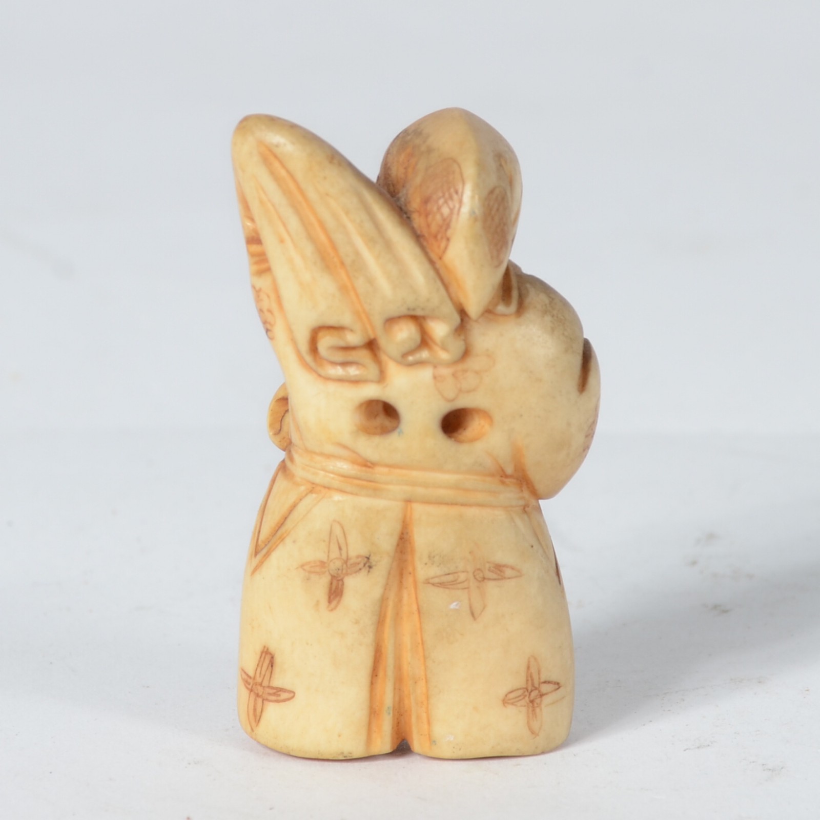 Netsuke de marfim japones representando figura masculina. Assinado na... - foto 5 de 6