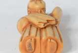 Netsuke de marfim japones representando figura ... - Netsuke de marfim japones representando figura masculina. Assinado na base.