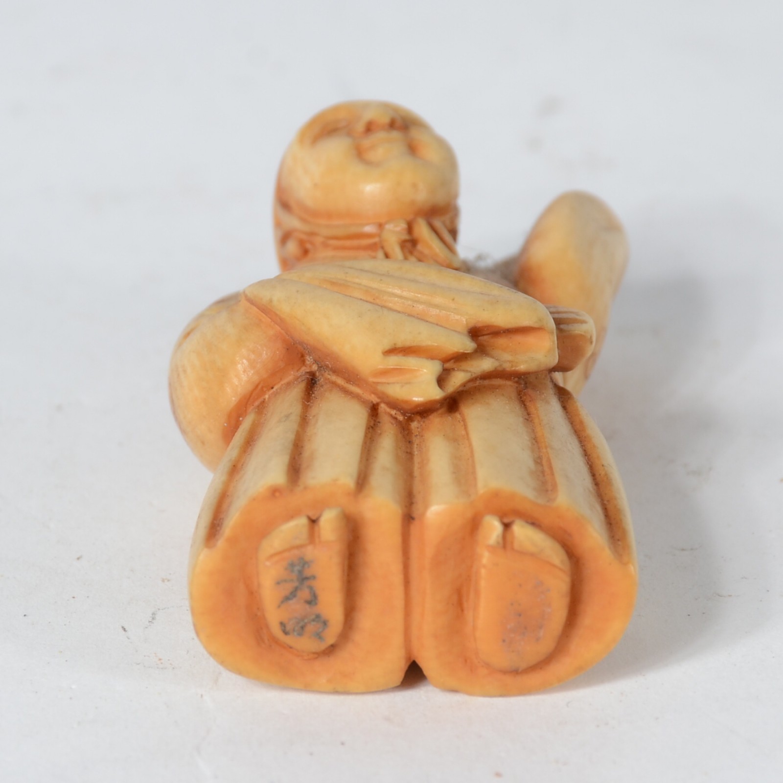 Netsuke de marfim japones representando figura masculina. Assinado na... - foto 6 de 6