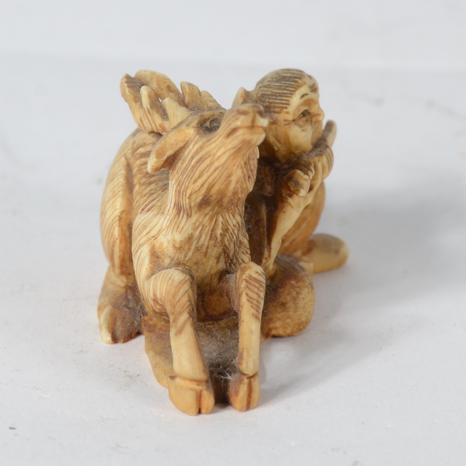 Netsuke de marfim japones representando figura masculina com flauta e... - foto 3 de 6