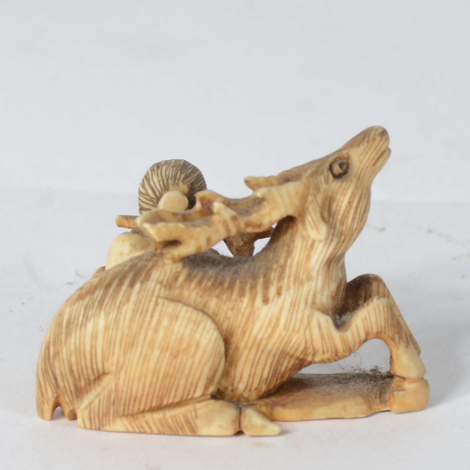 Netsuke de marfim japones representando figura masculina com flauta e... - foto 4 de 6