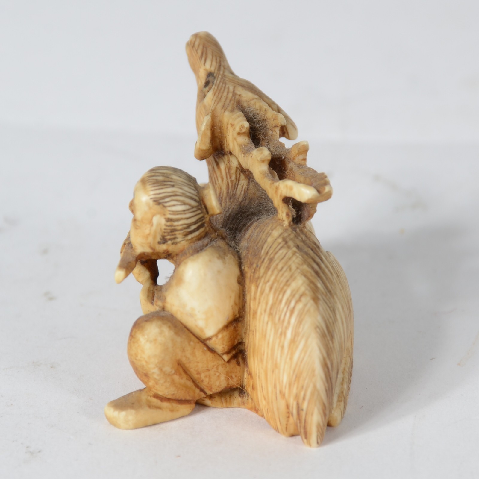 Netsuke de marfim japones representando figura masculina com flauta e... - foto 5 de 6