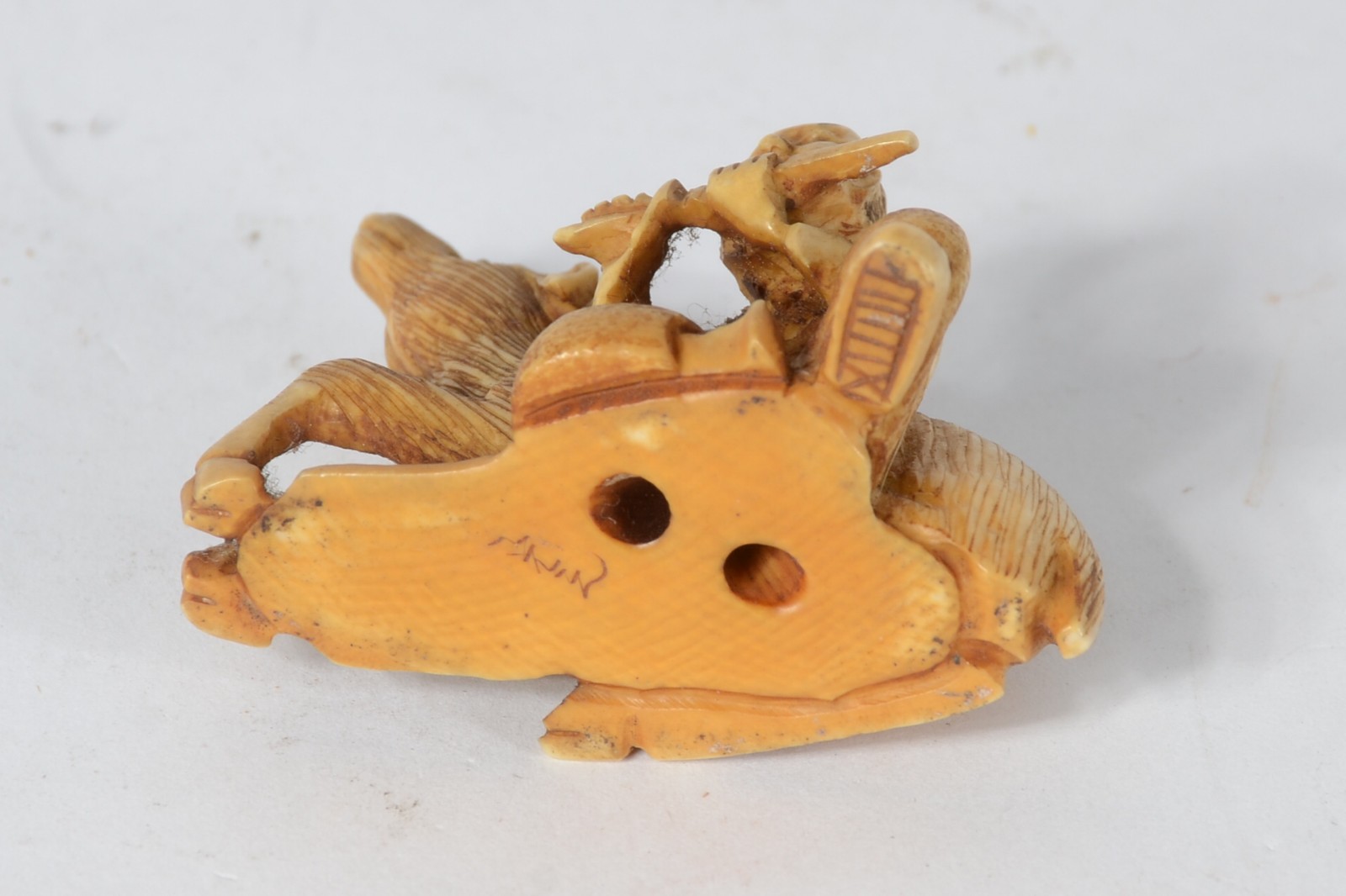 Netsuke de marfim japones representando figura masculina com flauta e... - foto 6 de 6