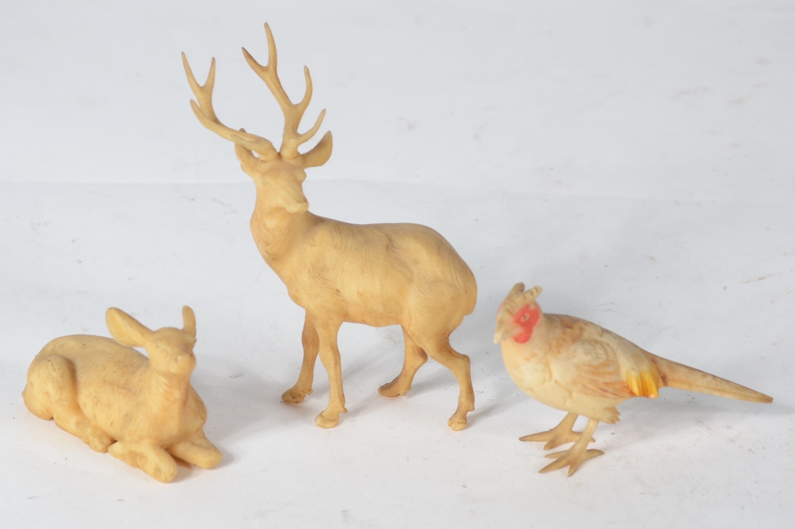 Três pequenas esculturas representando animais, material não... - foto 1 de 6