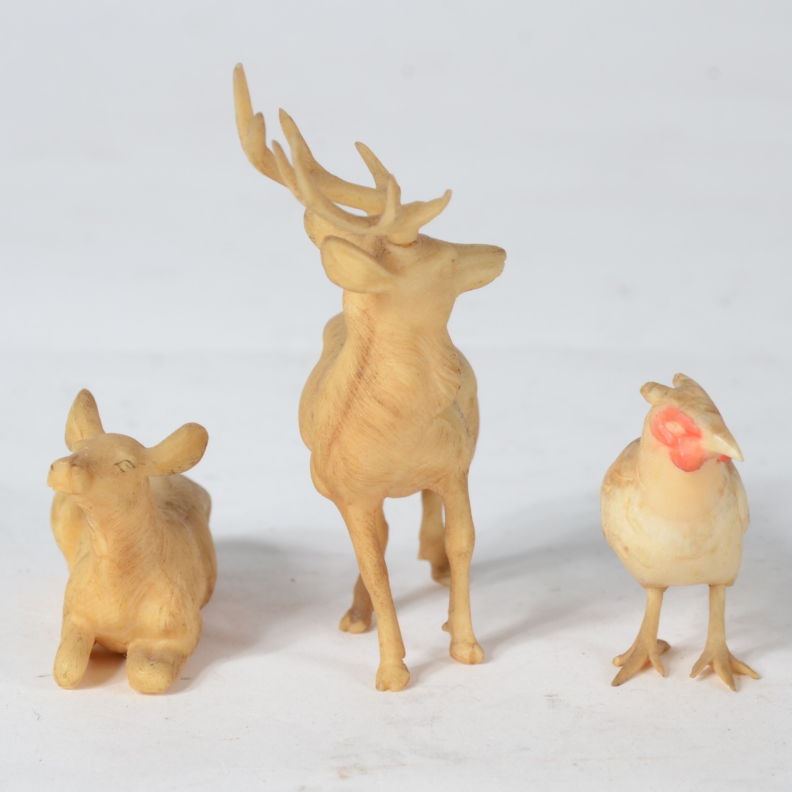 Três pequenas esculturas representando animais, material não... - foto 2 de 6