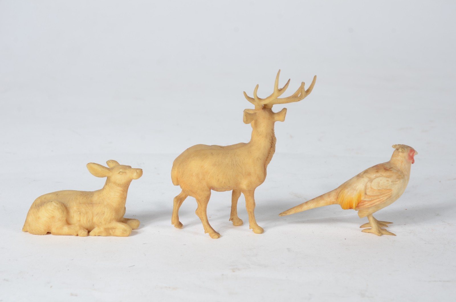 Três pequenas esculturas representando animais, material não... - foto 3 de 6