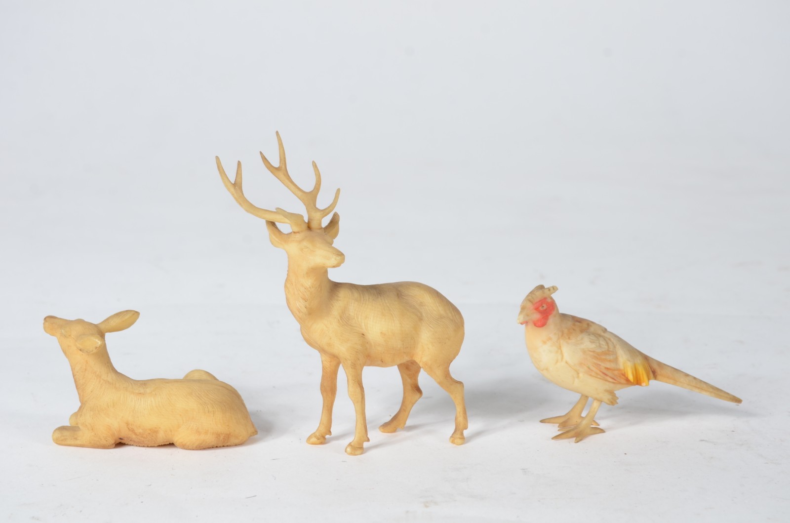 Três pequenas esculturas representando animais, material não... - foto 4 de 6