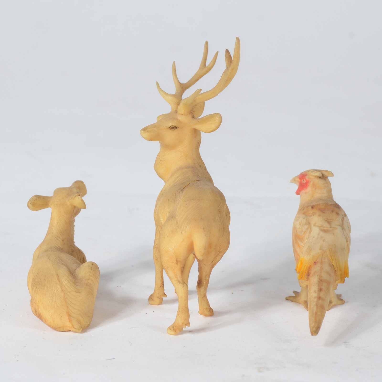 Três pequenas esculturas representando animais, material não... - foto 5 de 6