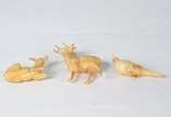 Três pequenas esculturas representando animais,... - Três pequenas esculturas representando animais, material não identificado.