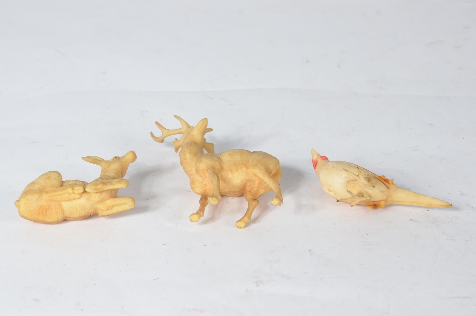 Três pequenas esculturas representando animais, material não... - foto 6 de 6