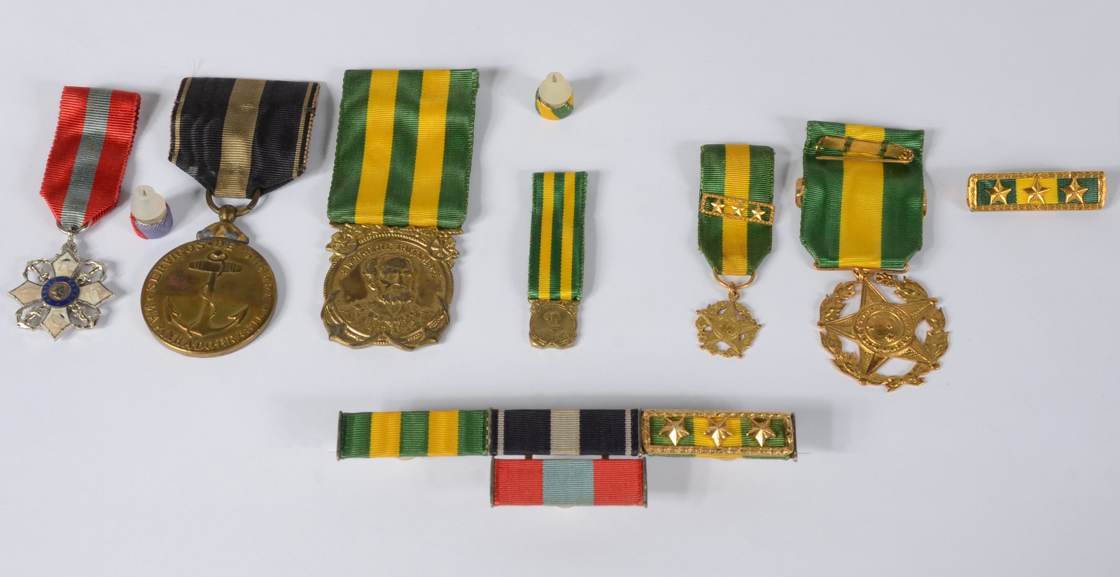 Quatro estojos com medalhas, e mais duas separadas. - foto 1 de 6