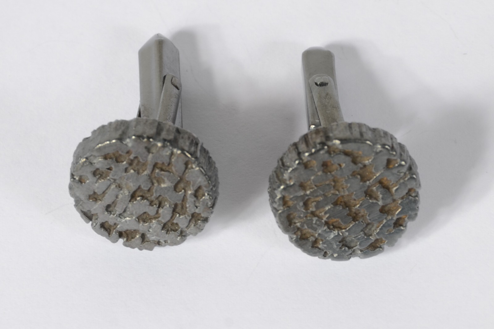 Diversas peças, sendo: Quatro pares de abotoaduras, 1 broche... - foto 3 de 7