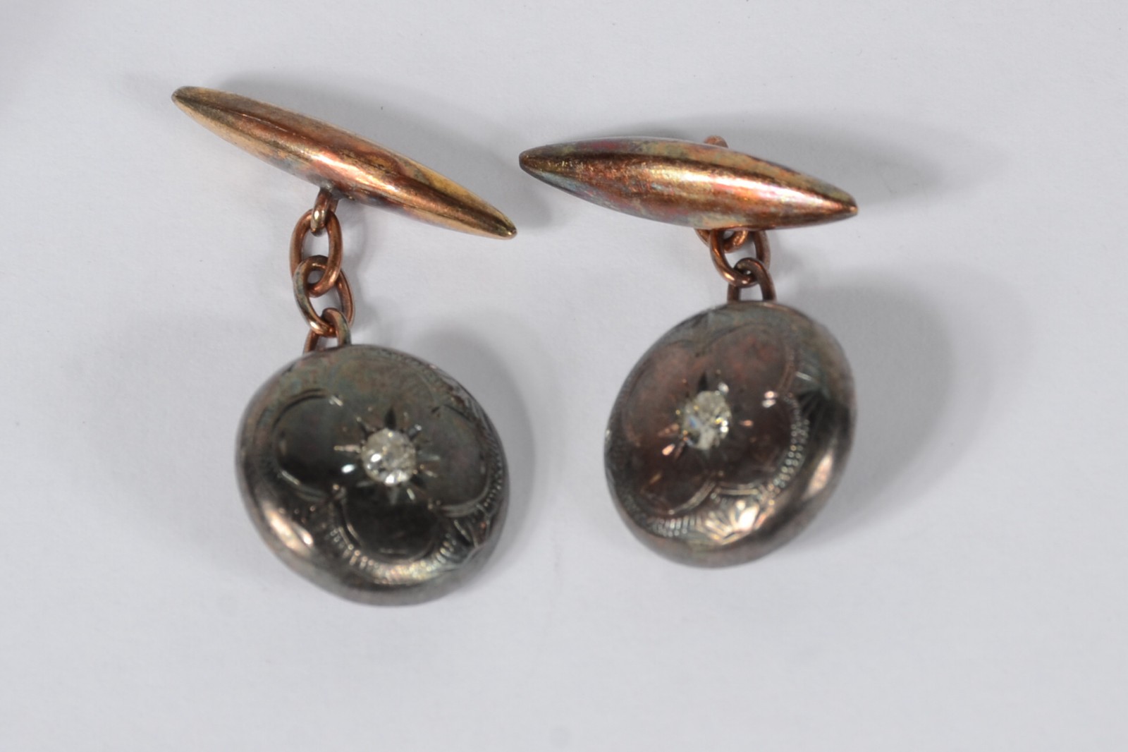 Diversas peças, sendo: Quatro pares de abotoaduras, 1 broche... - foto 4 de 7