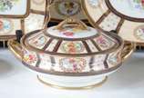 Paragon (1897-1991),  - Aparelho de jantar, chá e café  de porcelana inglesa Paragon, Reproduction of service made for Her Majesty Queen Mary, copyright, ricamente decorado c