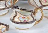 Paragon (1897-1991),  - Aparelho de jantar, chá e café  de porcelana inglesa Paragon, Reproduction of service made for Her Majesty Queen Mary, copyright, ricamente decorado c