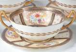 Paragon (1897-1991),  - Aparelho de jantar, chá e café  de porcelana inglesa Paragon, Reproduction of service made for Her Majesty Queen Mary, copyright, ricamente decorado c