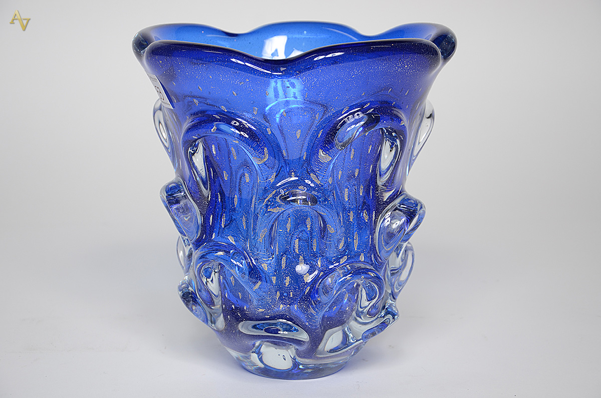 Vaso de murano azul com pó de ouro. Altura 26 cm.