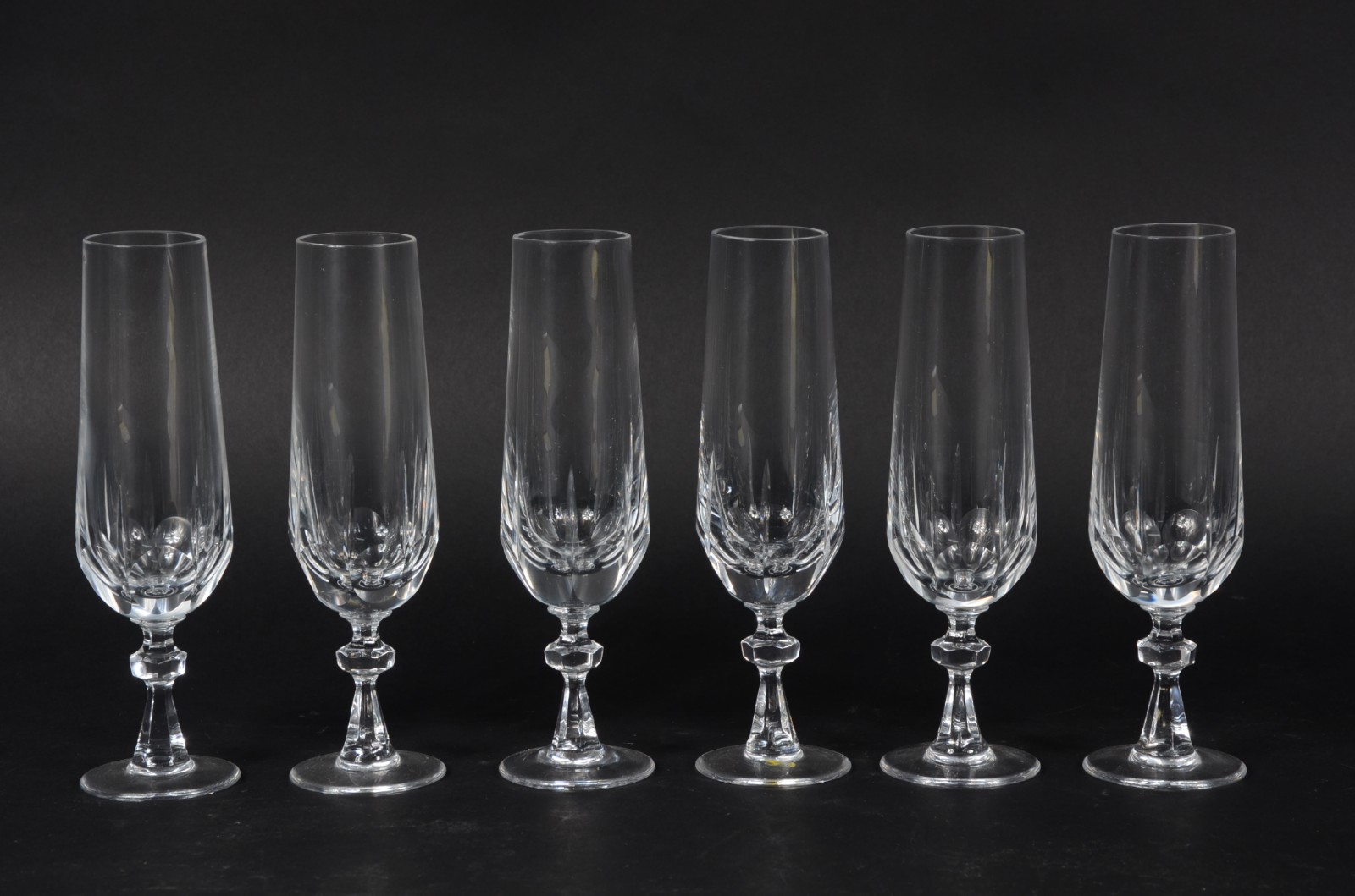 Seis flutes para champagne de cristal facetado. - foto 1 de 2