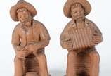 Arte Popular - 2 esculturas de barro representa... - Arte Popular - 2 esculturas de barro representando: Sanfoneiro e pescador com cachimbo.