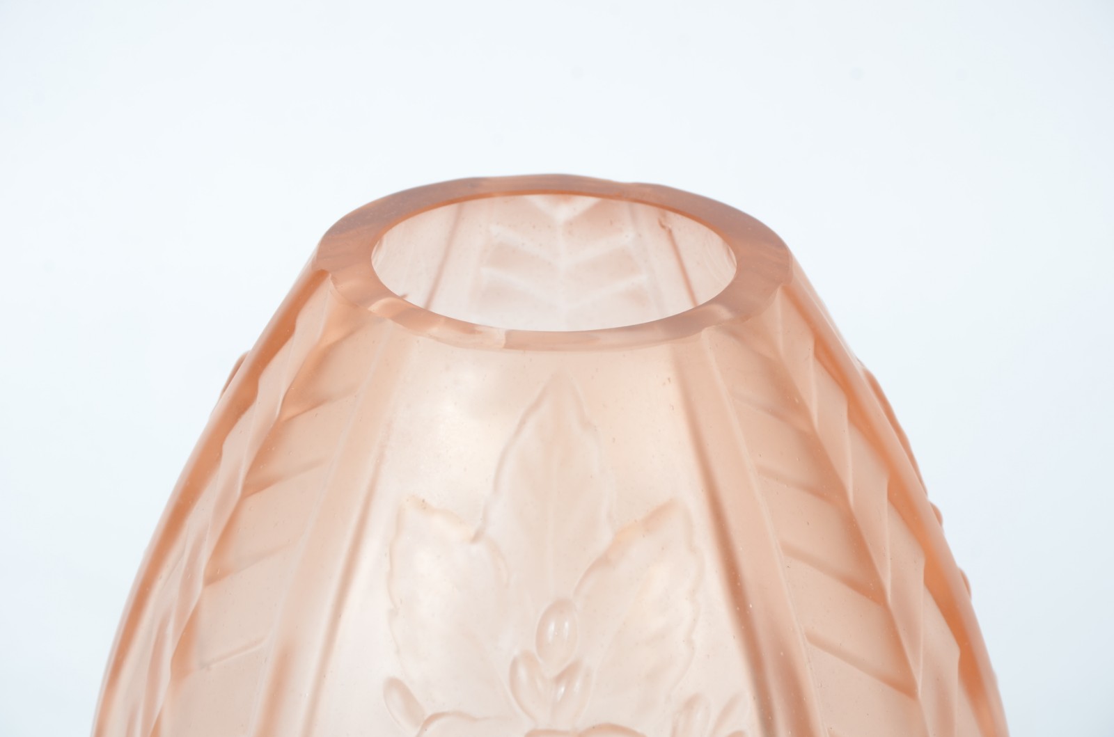 Vaso de vidro fosco na cor salmon, estilo Art Deco - foto 3 de 4