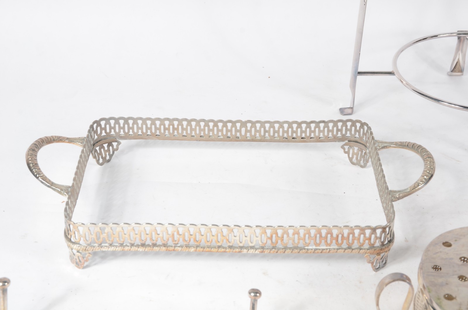 Diversas peças de metal prateado, sendo: 5 porta pirex, réchaud com 2... - foto 2 de 7