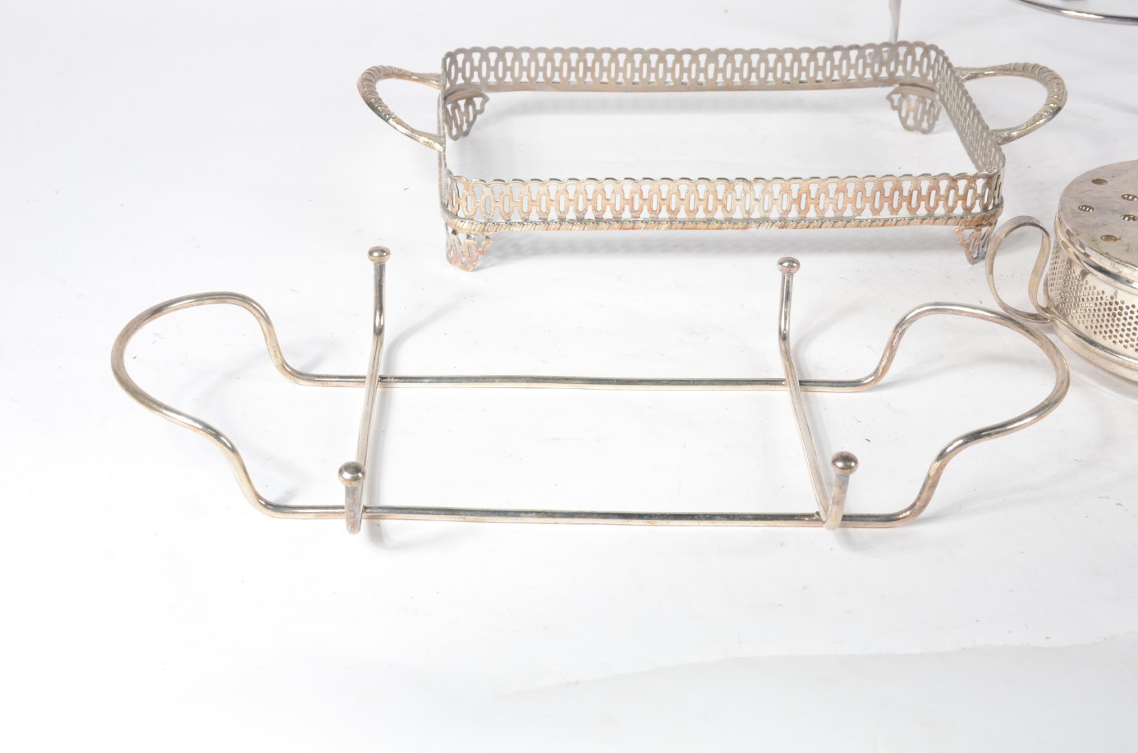 Diversas peças de metal prateado, sendo: 5 porta pirex, réchaud com 2... - foto 5 de 7