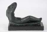 Bruno Giorgi (1905-1993), Figura feminina - Escultura de bronze representando figura feminina, base de mármore.