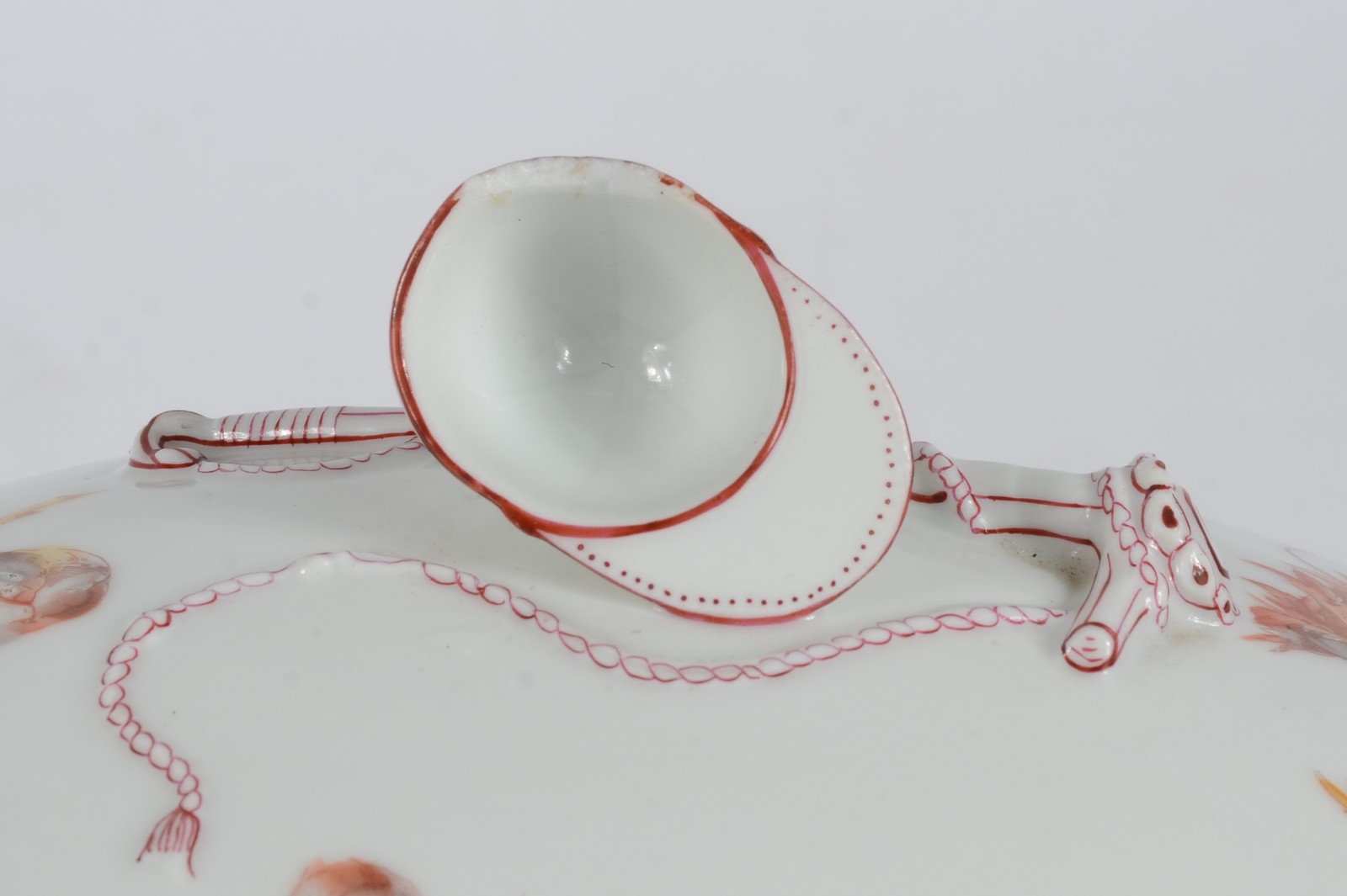 Conjunto com 3 sopeiras (só 2 com tampas) de porcelana decoradas com... - foto 6 de 7