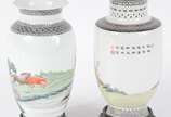 Dois vasos de porcelana chinesa com figuras de ... - Dois vasos de porcelana chinesa com figuras de gueixas e crianças em policromia.