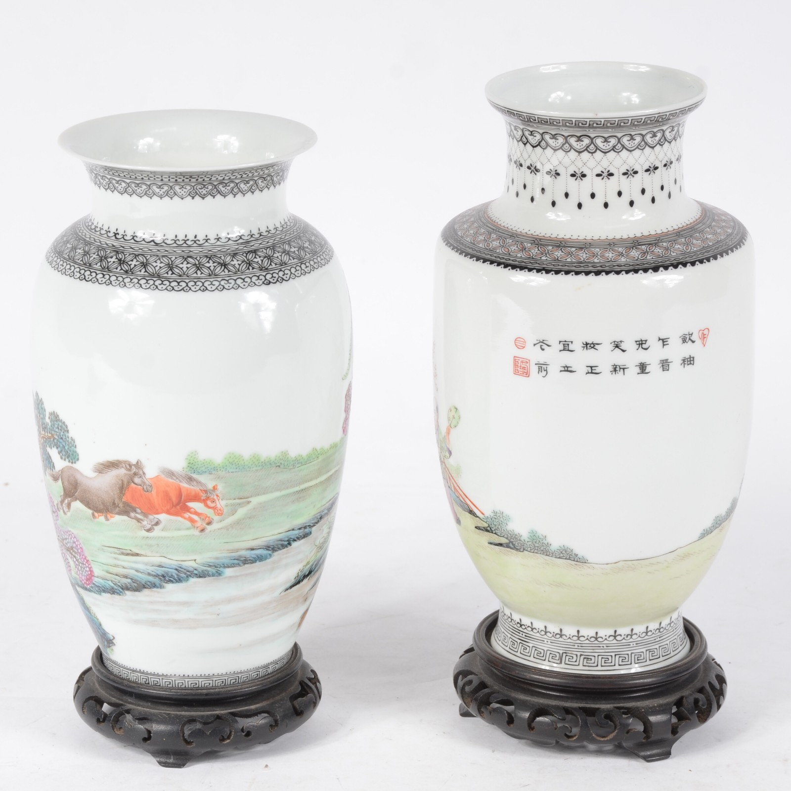 Dois vasos de porcelana chinesa com figuras de gueixas e crianças em... - foto 2 de 6