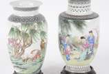Dois vasos de porcelana chinesa com figuras de ... - Dois vasos de porcelana chinesa com figuras de gueixas e crianças em policromia.
