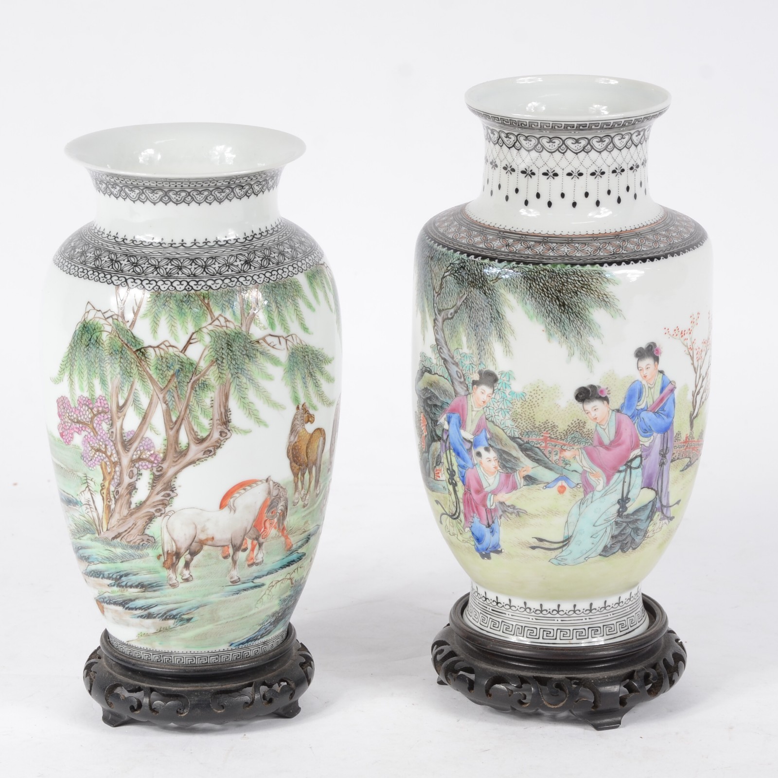 Dois vasos de porcelana chinesa com figuras de gueixas e crianças em... - foto 1 de 6
