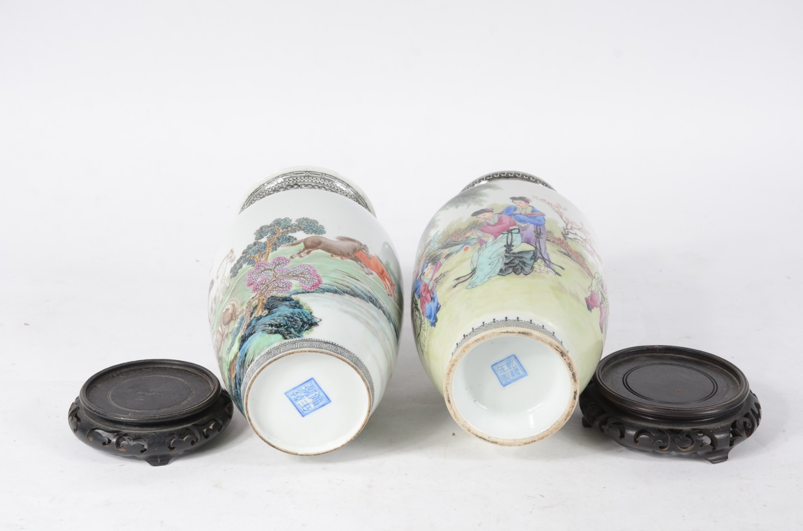 Dois vasos de porcelana chinesa com figuras de gueixas e crianças em... - foto 4 de 6