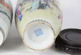 Dois vasos de porcelana chinesa com figuras de ... - Dois vasos de porcelana chinesa com figuras de gueixas e crianças em policromia.