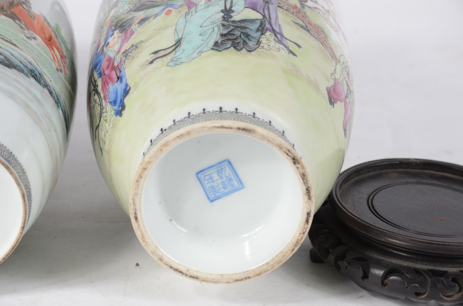 Dois vasos de porcelana chinesa com figuras de gueixas e crianças em... - foto 5 de 6