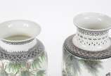 Dois vasos de porcelana chinesa com figuras de ... - Dois vasos de porcelana chinesa com figuras de gueixas e crianças em policromia.