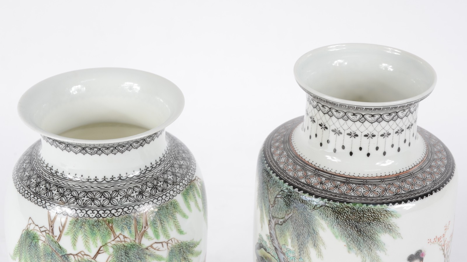 Dois vasos de porcelana chinesa com figuras de gueixas e crianças em... - foto 3 de 6