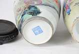 Dois vasos de porcelana chinesa com figuras de ... - Dois vasos de porcelana chinesa com figuras de gueixas e crianças em policromia.