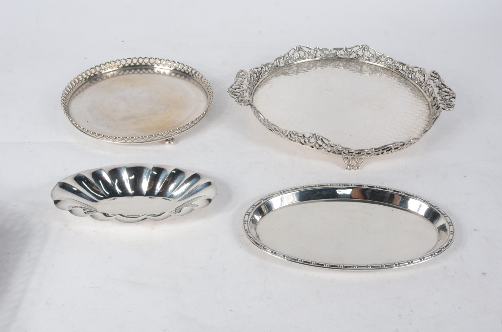 Diversas peças de metal prateado, sendo: 2 bandejas com alças... - foto 4 de 9