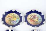 Rosenthal (1907),  - Conjunto com nove pratos de sobremesa de porcelana da Bavaria, parte central com frutos em policromia em diversos arranjos, borda azul cobalto recorta