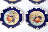 Rosenthal (1907),  - Conjunto com nove pratos de sobremesa de porcelana da Bavaria, parte central com frutos em policromia em diversos arranjos, borda azul cobalto recorta