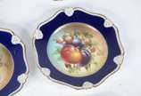 Rosenthal (1907),  - Conjunto com nove pratos de sobremesa de porcelana da Bavaria, parte central com frutos em policromia em diversos arranjos, borda azul cobalto recorta