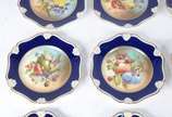 Rosenthal (1907),  - Conjunto com nove pratos de sobremesa de porcelana da Bavaria, parte central com frutos em policromia em diversos arranjos, borda azul cobalto recorta