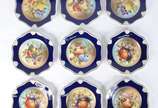 Rosenthal (1907),  - Conjunto com nove pratos de sobremesa de porcelana da Bavaria, parte central com frutos em policromia em diversos arranjos, borda azul cobalto recorta