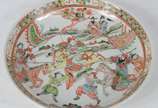 Antigo prato de porcelana chinesa decorada com ... - Antigo prato de porcelana chinesa decorada com cena de guerreiros ao gosto da família verde. Verso com folha de artemísia.